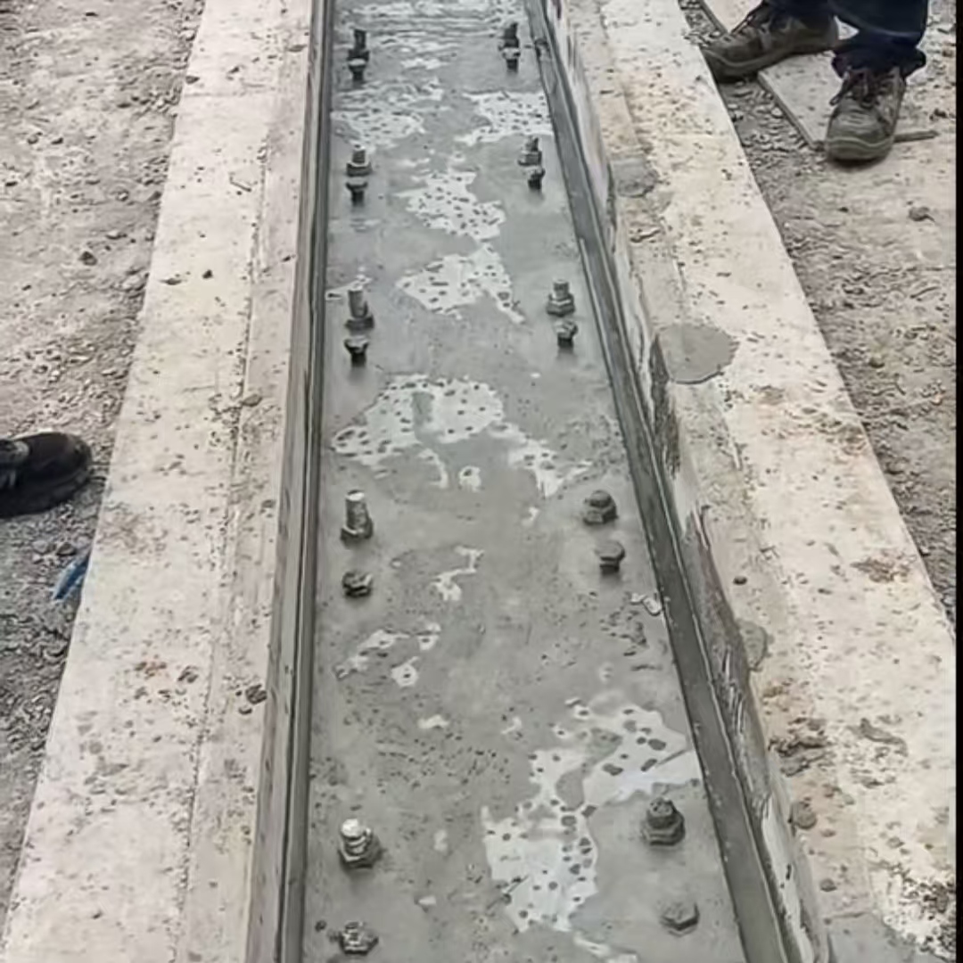 都江堰港口码头起重机龙门吊重型机械设备稳固用早强快凝轨道胶泥